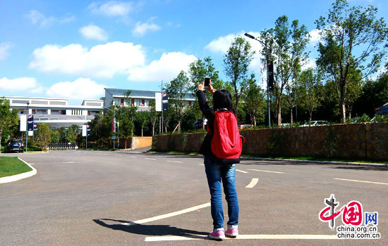 云南师范大学里，一个女孩对着天空拍照。中国网/中国发展门户网 魏博 拍摄