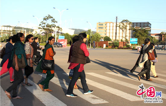  云南示范大学呈贡校区附近，几位印度女性正在过马路。中国网/中国发展门户网 魏博 拍摄