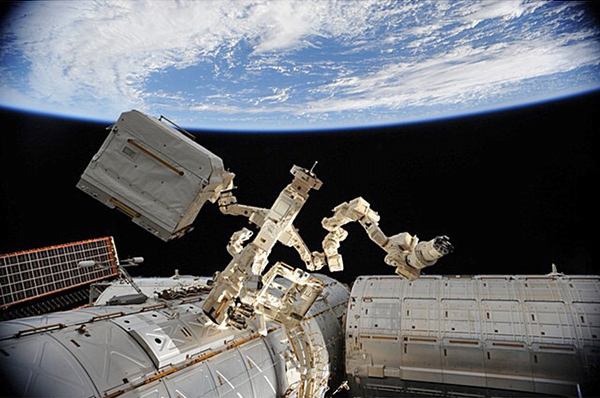 俄美女宇航員社交網上曬太空生活工作照