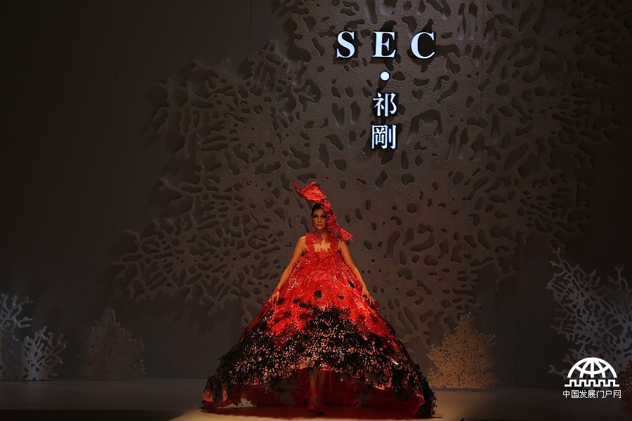 SEC﹒祁刚2015春夏系列时装秀。（摄影：中国网/中国发展门户网 王东海）