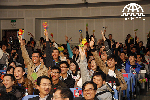 11月1日，庆祝中国科学院建院65周年暨“我心中的中国科学院”院史知识竞赛决赛在中国科学院大学举行。图为现场观众踊跃互动。