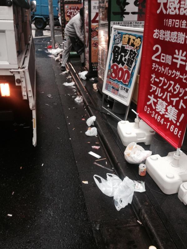 东京万圣节狂欢大量垃圾被弃街头