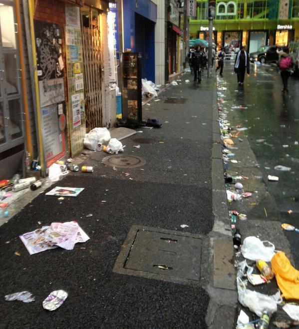 东京万圣节狂欢大量垃圾被弃街头