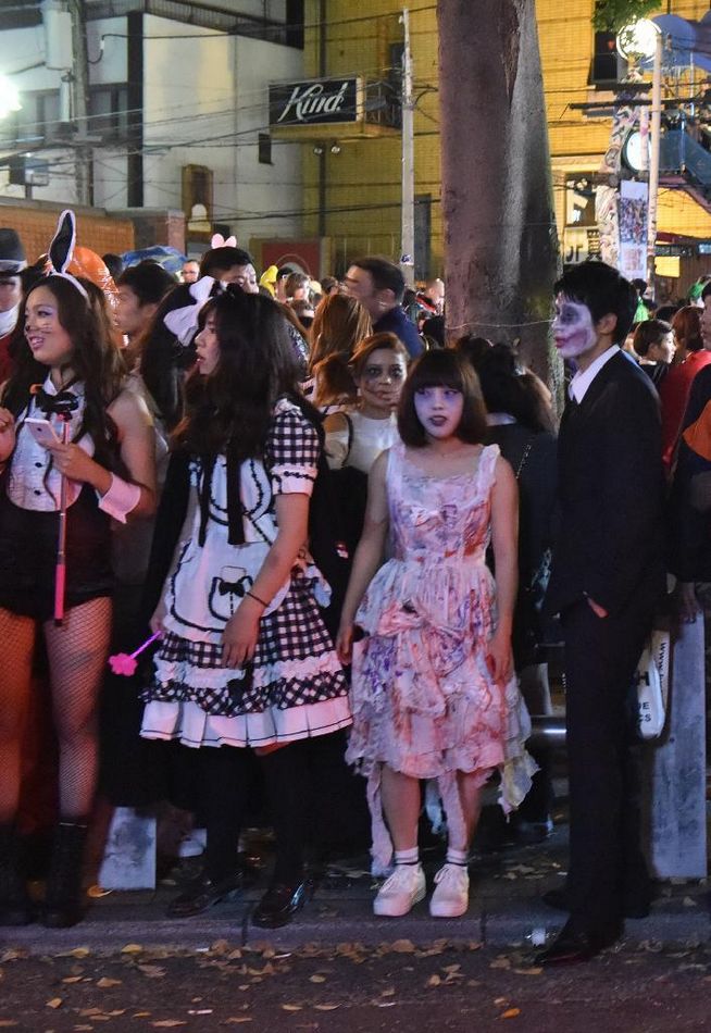日本多地年輕人著奇裝異服慶祝萬圣節（高清）