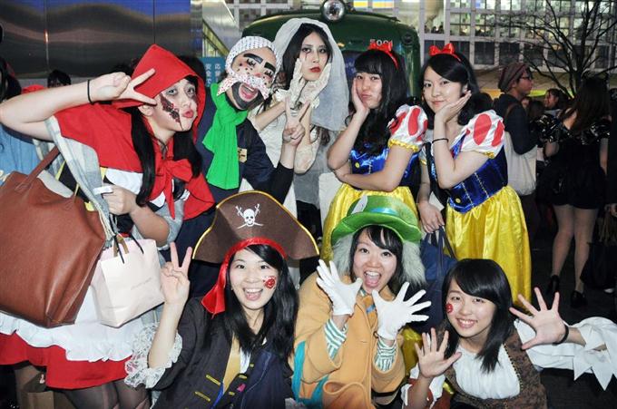 日本多地年輕人著奇裝異服慶祝萬圣節（高清）