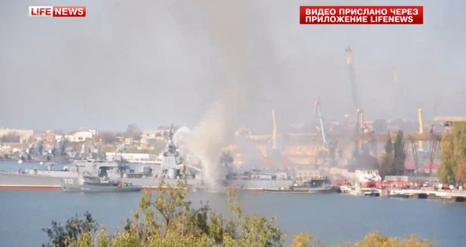 俄黑海舰队大型反潜舰“刻赤”号发生火灾