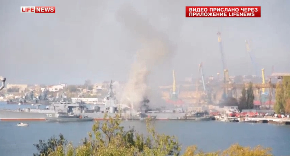 俄黑海舰队大型反潜舰“刻赤”号发生火灾