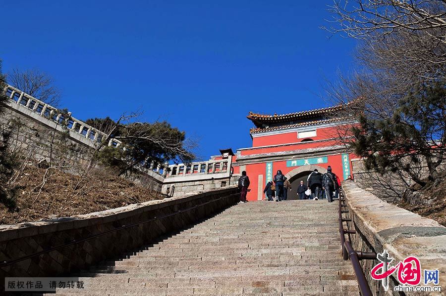 泰山风景以壮丽著称。重叠的山势，厚重的形体，苍松巨石的烘托，云烟的变化，使它在雄浑中兼有明丽，静穆中透着神奇。