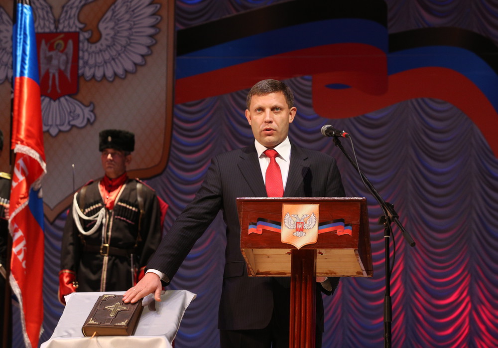 '顿涅茨克'新'当选'领导人宣誓就职（高清）