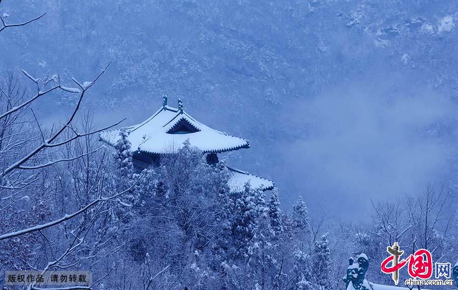 武当山古建筑群历经沧桑，现存4座道教宫殿、2座宫殿遗址、2座道观及大量神词、岩庙。