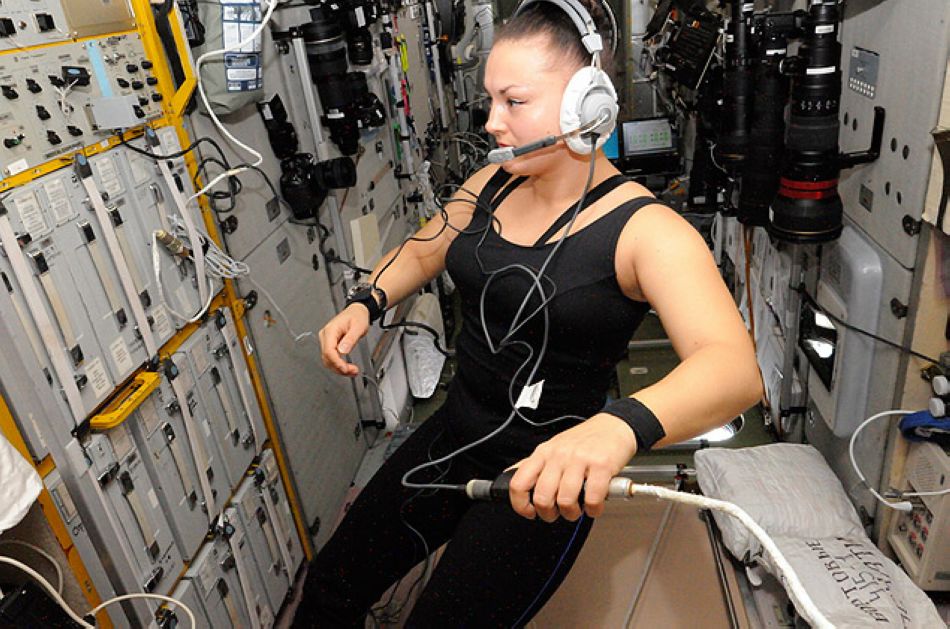 俄罗斯美女宇航员晒太空理发照（高清）