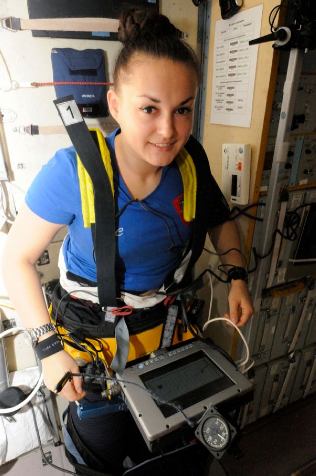 俄罗斯美女宇航员晒太空理发照（高清）