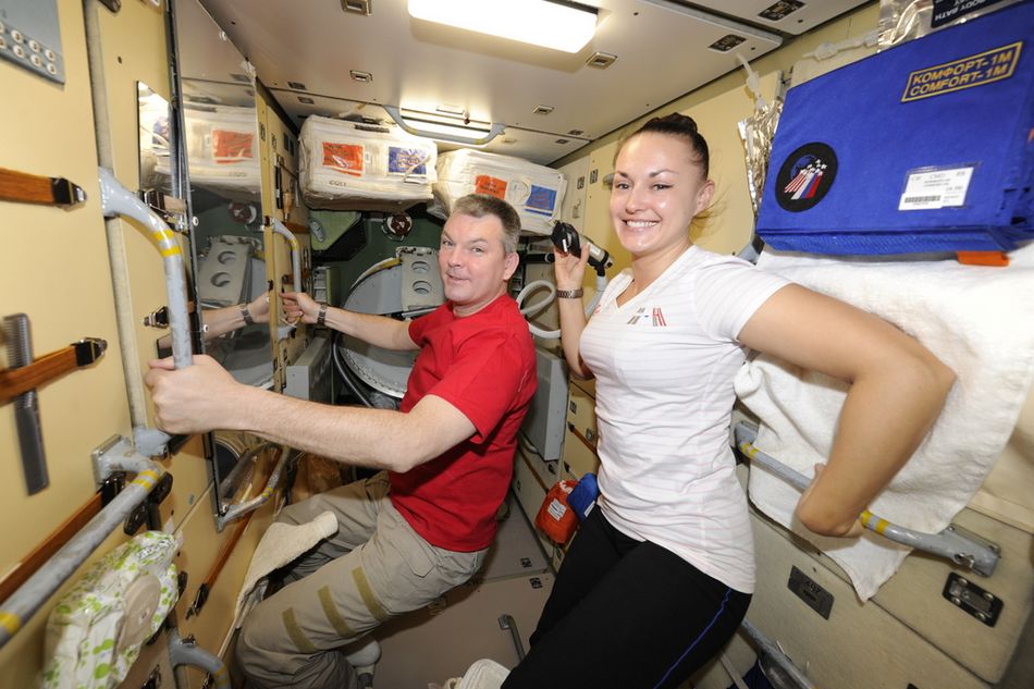 俄罗斯美女宇航员晒太空理发照（高清）