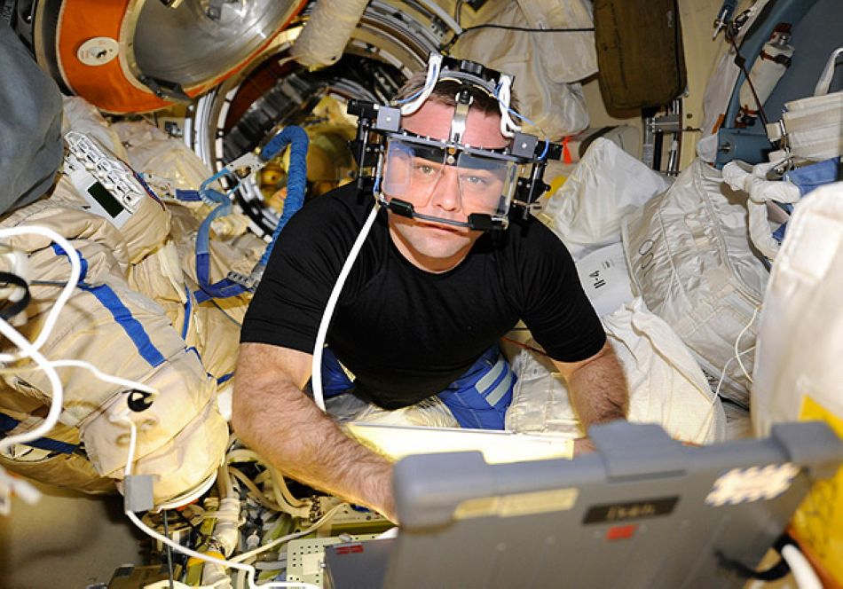 俄罗斯美女宇航员晒太空理发照（高清）