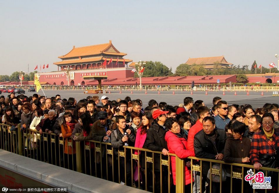 APEC假期撞周末 天安门广场游客爆棚[组图]_
