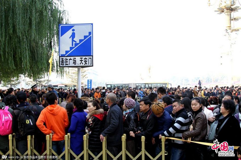 APEC假期撞周末 天安门广场游客爆棚[组图]
