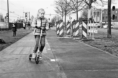 荷兰有条能发电的自行车道
