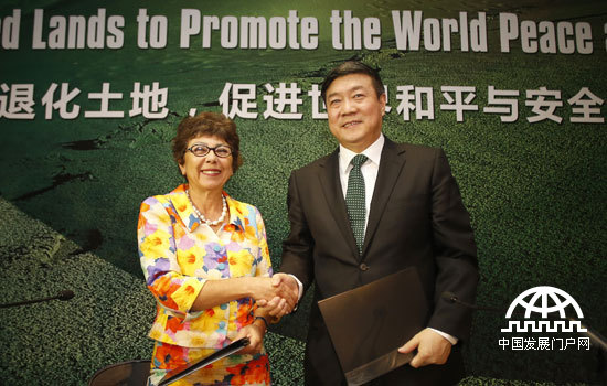 2014年11月17日，联合国防治荒漠化公约秘书处（UNCCD）与中国亿利公益基金会在悉尼联合发起“修复土地退化，改善气候变化”的倡议。