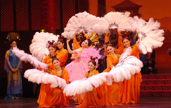 3D舞台剧《兵马俑》将3D电影技术和舞台真人表演融为一体,包含了舞蹈、歌唱、武术等多种表演形式,观众佩戴3D眼镜,便可以置身于真实的故事场景中。 3D舞台剧《兵马俑》将3D电影技术和舞台真人表演融为一体,包含了舞蹈、歌唱、武术等多种表演形式,观众佩戴3D眼镜,便可以置身于真实的故事场景中。