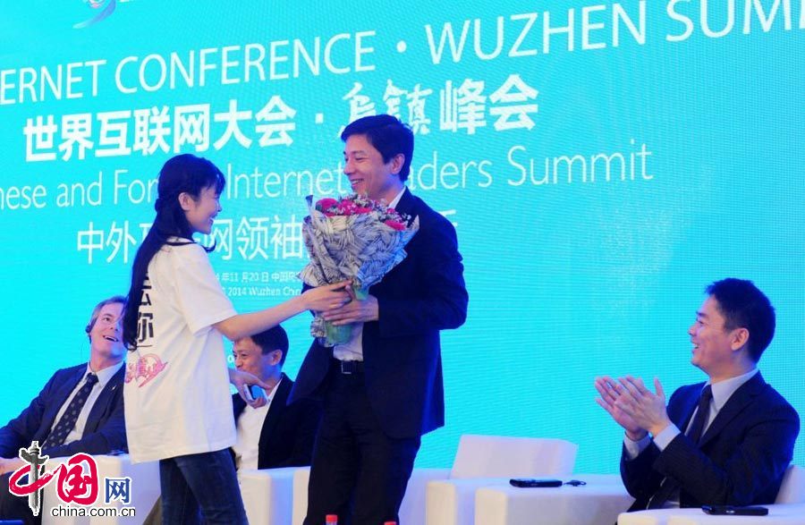 2014年11月20日，浙江省嘉兴市，在中外互联网领袖高峰对话现场，女粉丝向李彦宏献花求爱。 中国网图片库 龙巍摄影