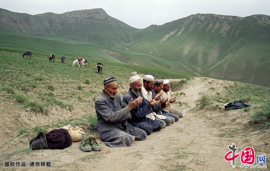 在礼拜时间，挖玉人会放下手上的工具，向万物之主祈祷。