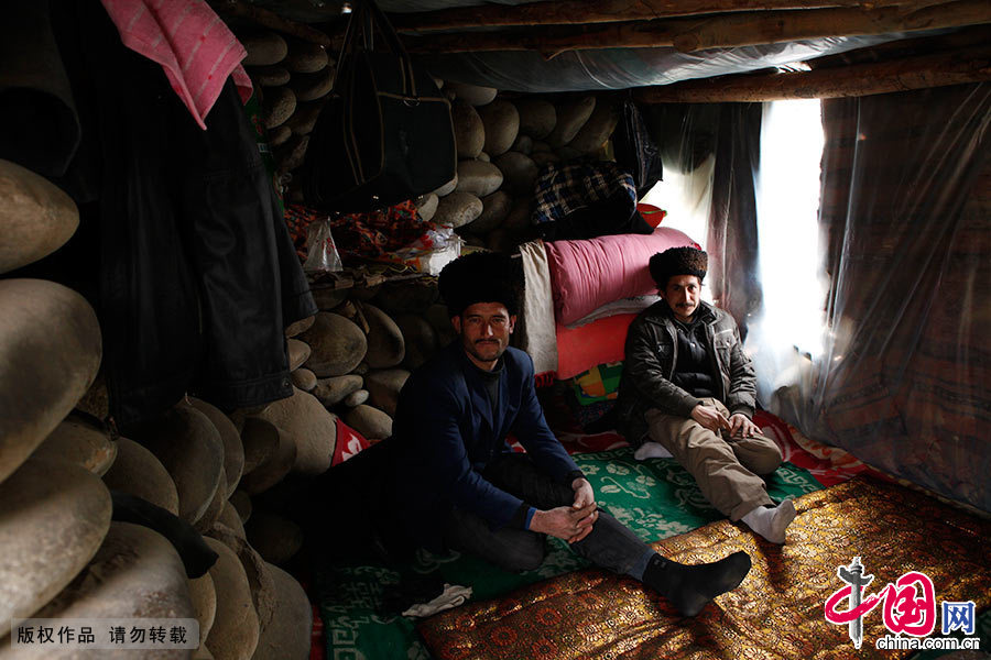  阿卜杜瓦力艾马尔和村里的邻居阿卜杜拉吐尔孙一起来挖玉，搭伴儿做了室友，合伙凑钱把半地下的石头房规整地像样。