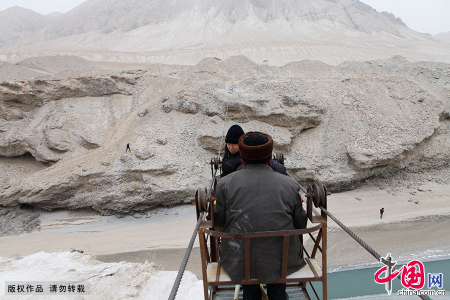  吐尔逊江，和田的一名中学老师。