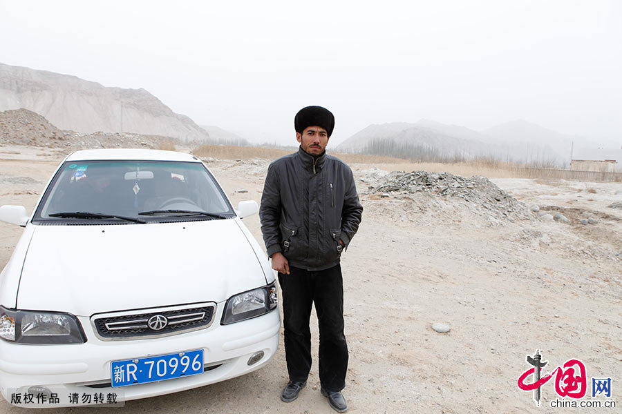 31岁的阿卜杜买买提阿塔武拉曾经是个挖玉人，偶然在地上捡了块儿玉石卖了四万五，花两万多买了辆车边开始转行做起了倒玉人，现在已经赚了四十多万，买了车盖了房，这是很多挖玉人的梦想。