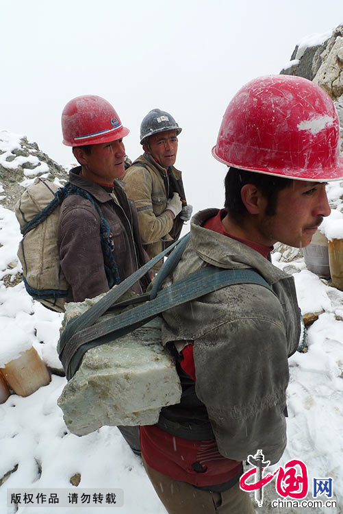 为了这个梦想，挖玉人往往要付出很多。在昆仑山深处的阿勒玛斯玉矿，茫茫白雪中，19岁的麦麦吐尔逊和同伴要将玉石背到海拔四千米的地方，毛驴从这儿就上不来了。麦麦吐尔逊背着好几十斤的玉石走在崎岖的山路上，残酷的现实就是为了养家，生命危险并不那么重要。