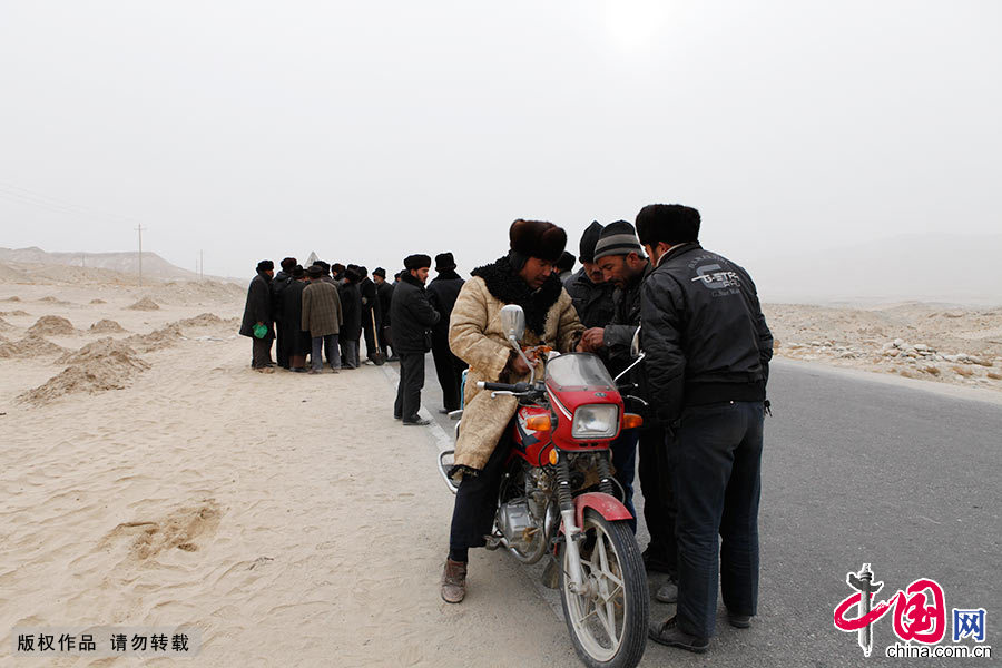 每天下午，挖玉的河床的一角会变成玉石拍卖场所。骑着摩托车的倒玉人从挖玉人手里买来的石头，再转手卖给其他石头贩子。