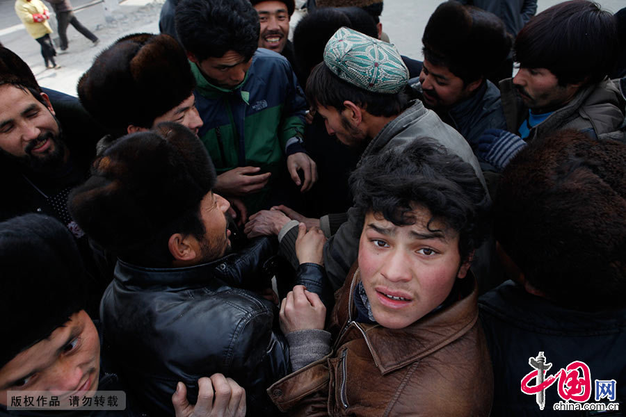 16岁的阿布里孜初中毕业辍学做玉石生意养家，没有太多本钱的他只能抢着和别人合伙。