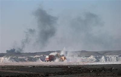 新疆一自然保护区被工业废渣侵蚀 草木尽毁(图