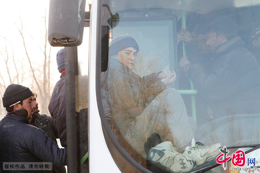  2011年，挖玉的浪潮达到顶峰，每天清晨，人群浩浩荡荡如军队来到河床，寻找梦之石。