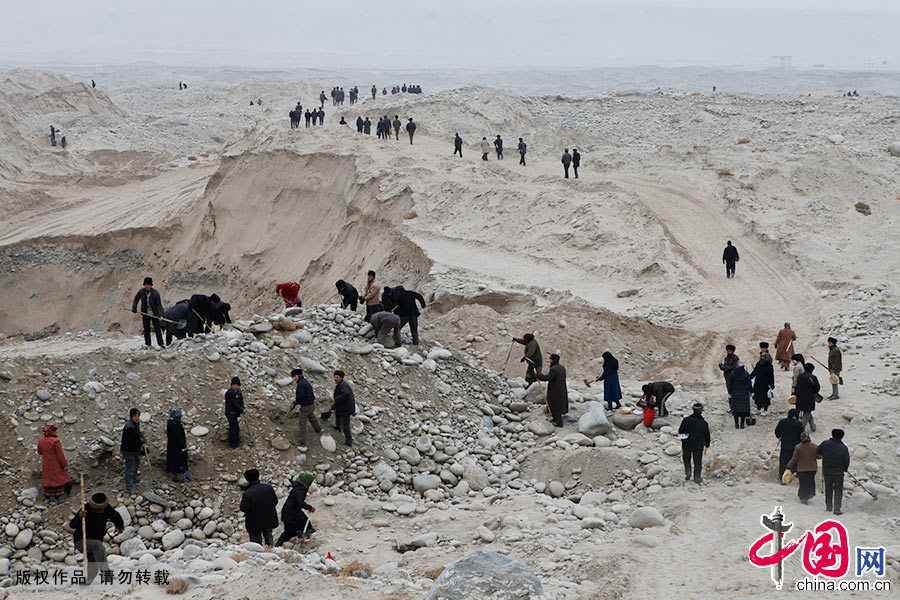  2011年，挖玉的浪潮达到顶峰，每天清晨，人群浩浩荡荡如军队来到河床，寻找梦之石。