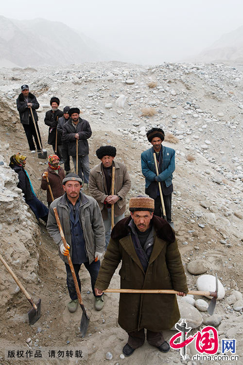 50岁的买买提卡斯木白克力,带着家人、亲戚还有街坊邻居一共十个人来挖玉。