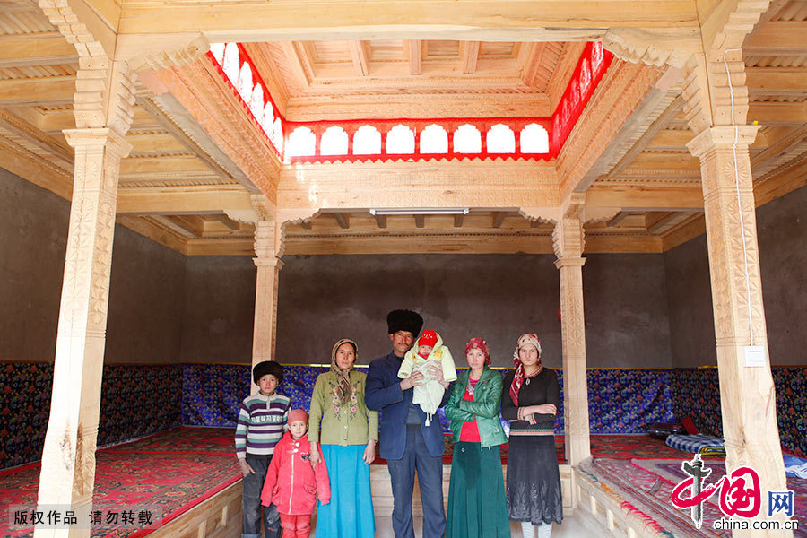 阿卜杜瓦力艾马尔家里两个老婆五个孩子，靠两年前挖出来的一块儿十万元的玉石，花了2万元装修了房子，但这两年挖玉收入甚微。