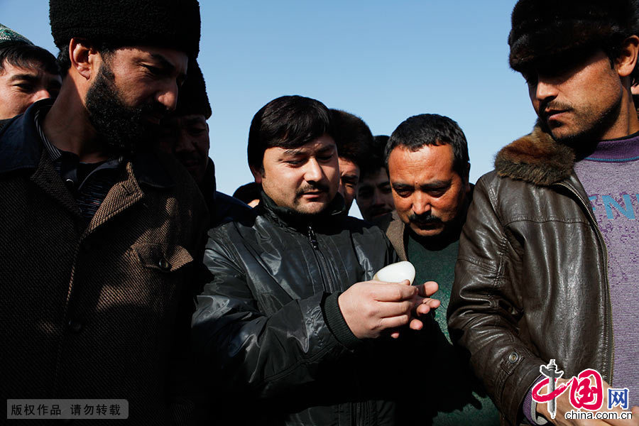 一块儿135克的玉石出现在拍卖市场上，一下子来了十几号人要参加拍卖。这块儿玉石在参与拍卖的十几个人中间，通过买卖双方握手谈价的方式下决出最后的买家，这样的场景和方式也属于和田玉文化的一种形式。