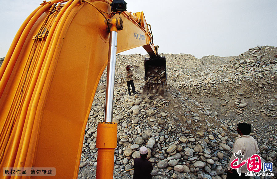 2011年3月,和田市出台了有关政策,全面禁止使用挖掘机开采玉矿,并在当年5月得到落实,大规模的挖掘机开采场面已经一去不返。
