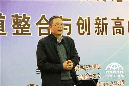 图为中国物流学会副会长王佐进行主题演讲