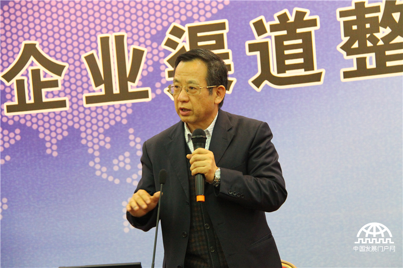 图为北京工业大学博士生导师张永安进行主题演讲。