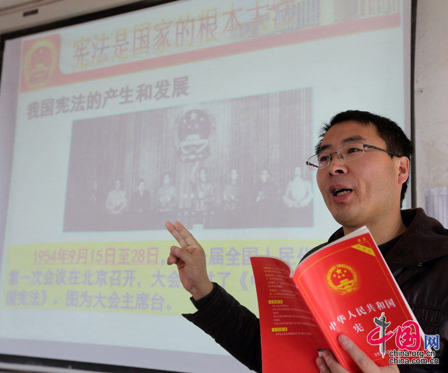 宪法日临近 校园掀起学法热[组图]_中国发展