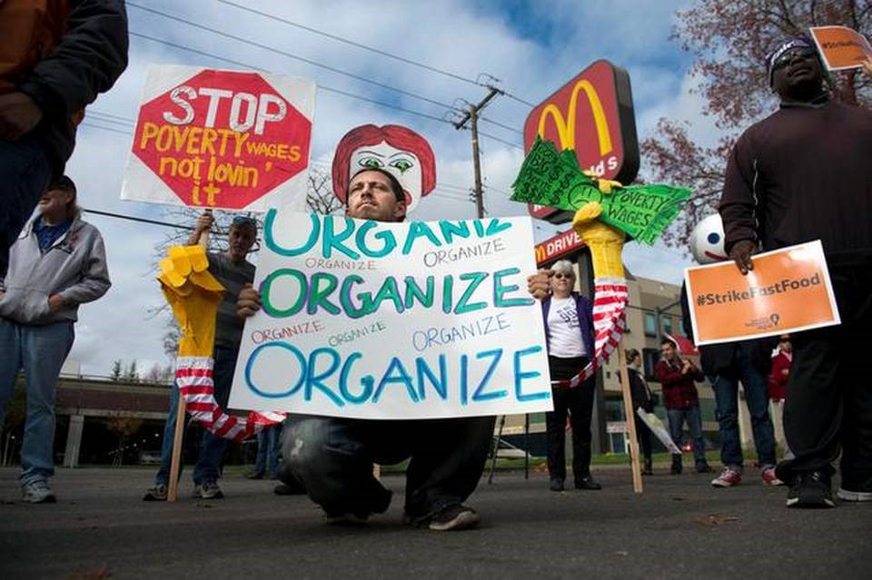 全美快餐业员工示威游行 要求提高最低时薪(组
