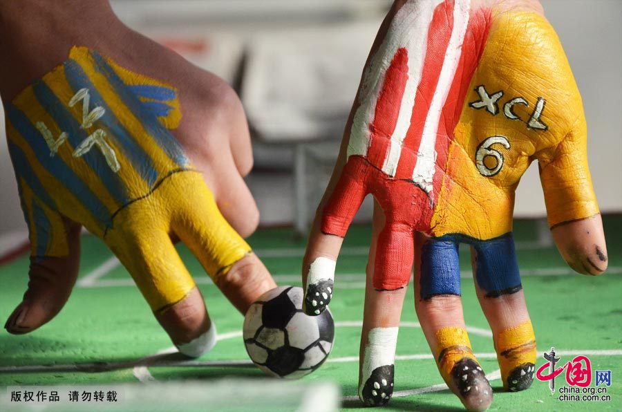 世界足球日:趣味手指足球比赛过足瘾[组图]_