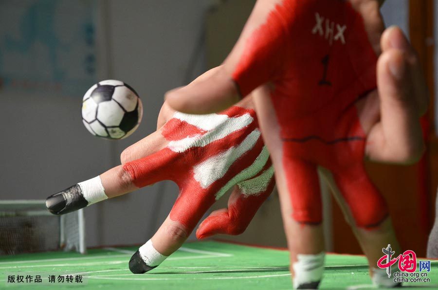世界足球日:趣味手指足球比赛过足瘾[组图]_