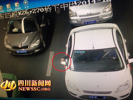 成都電子眼緊盯'車窗垃圾' 乘客扔竹簽領首張罰單[組圖]