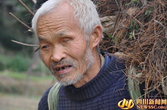 四川貧困老人一月花1塊8毛錢(圖)