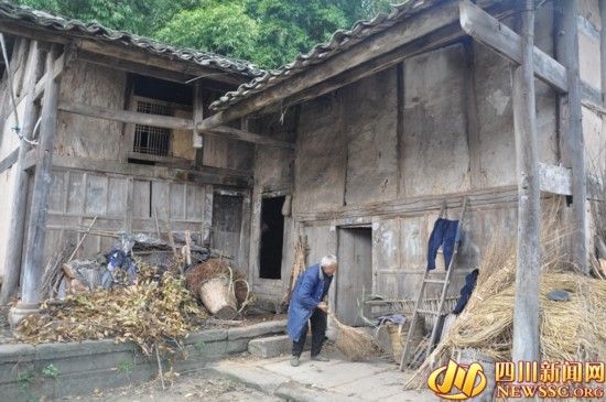 四川貧困老人一月花1塊8毛錢(圖)