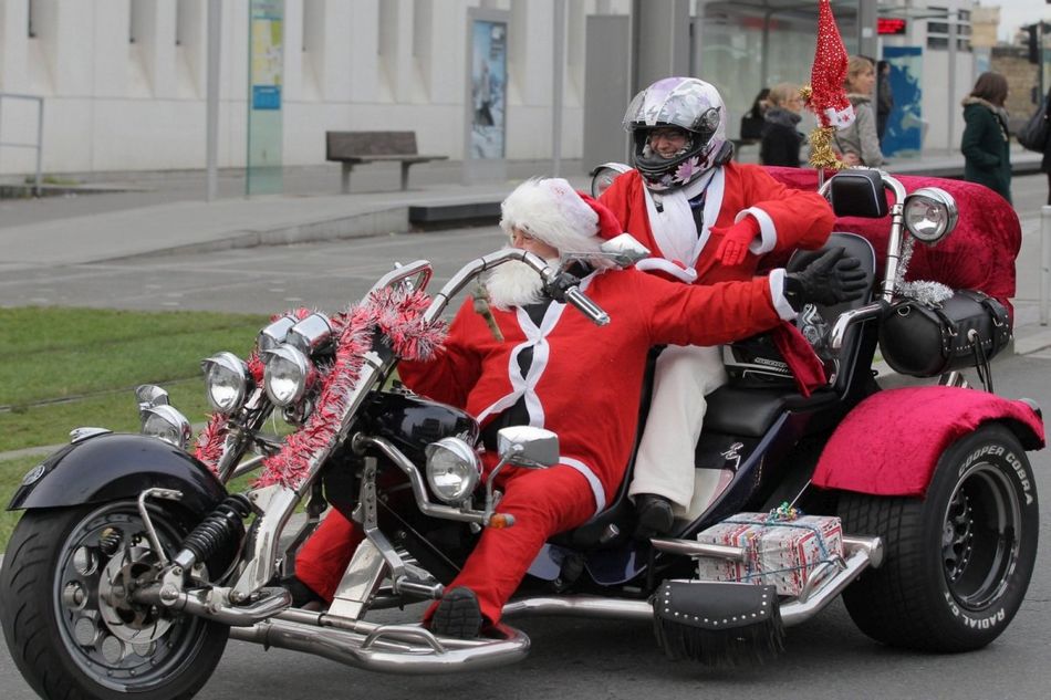 法國數百名圣誕老人騎摩托車分發禮物