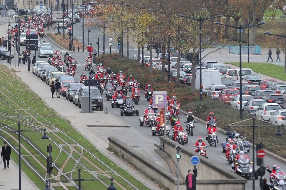 法国数百名圣诞老人骑摩托车分发礼物