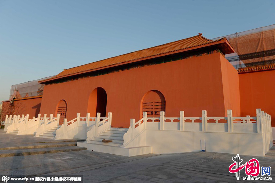 上海市区现山寨天安门 城门两边设红色高墙[